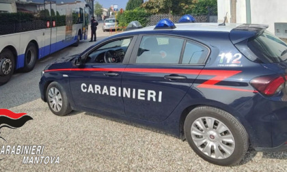 Spintona e rapina un coetaneo, arrestato minorenne