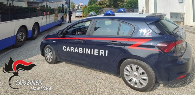 Spintona e rapina un coetaneo, arrestato minorenne