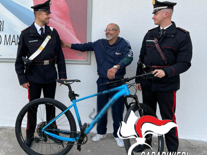 Gli rubano la bicicletta mentre è dal macellaio, ritrovata dai Carabinieri