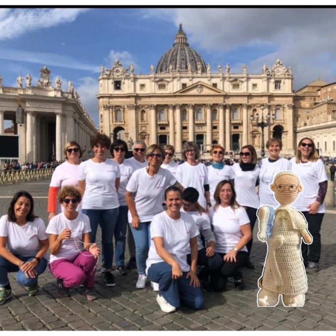 Da Chiari a Roma per consegnare al Papa la sua versione a maglia