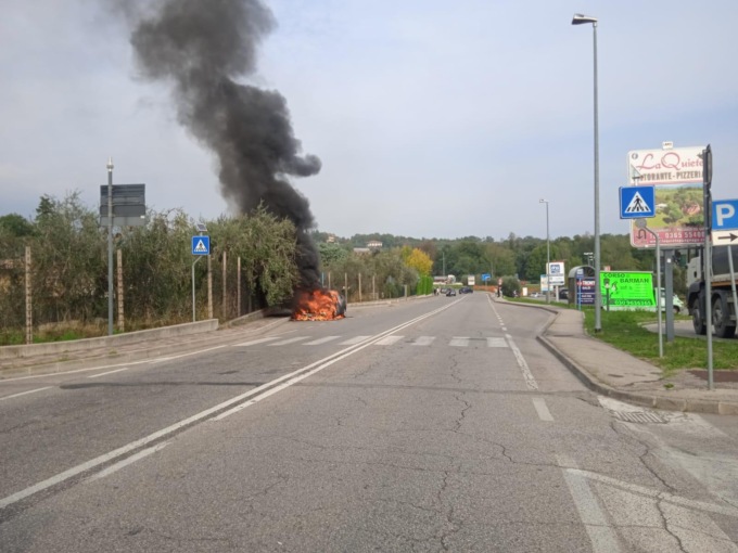 Auto prende fuoco, attimi di paura in strada