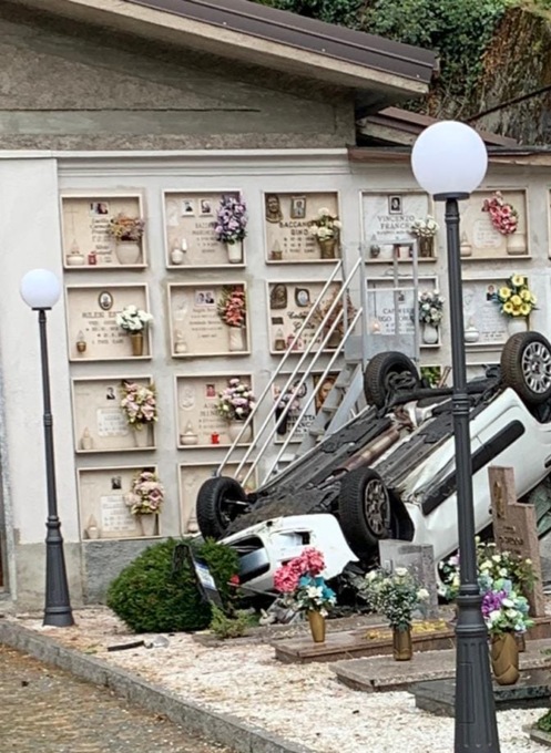 Auto si ribalta nel cimitero, arriva l’elisoccorso