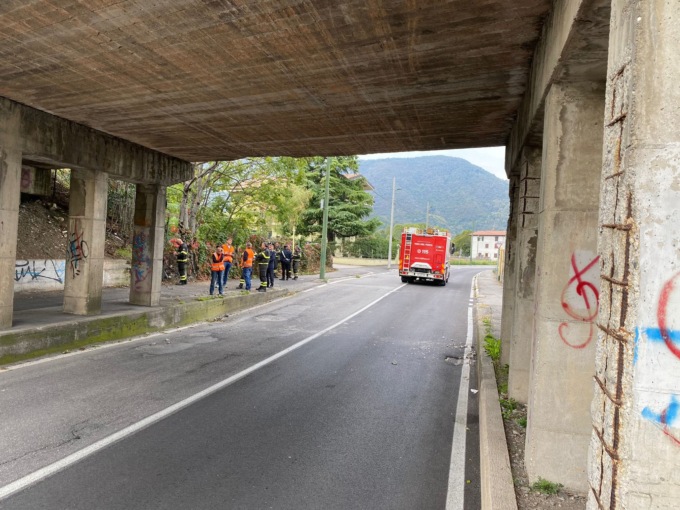 Calcinacci dal cavalcavia, traffico interrotto