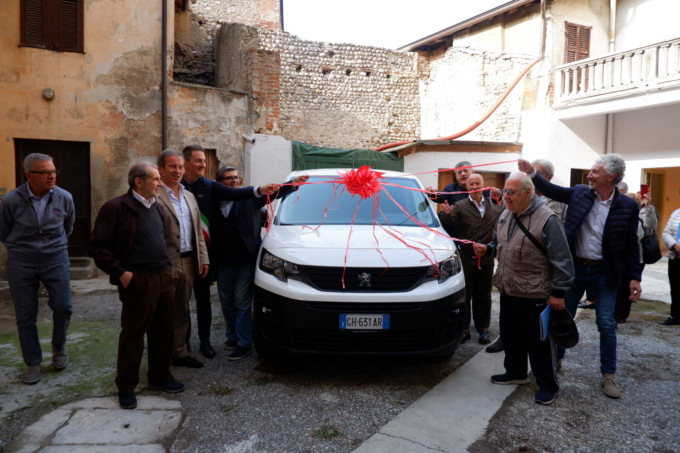 Inaugurato il nuovo mezzo della Dispensa solidale