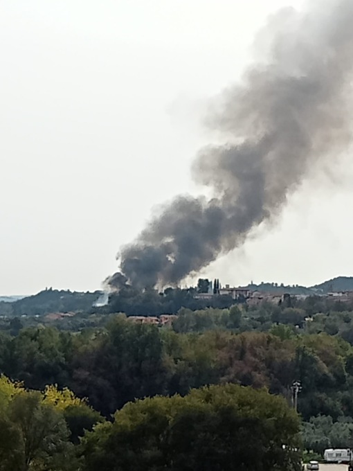 Divampano le fiamme, paura a Polpenazze del Garda