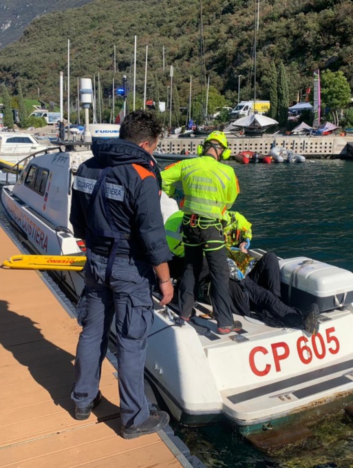 Finisce nel lago dopo essersi lanciato con il parapendio dal Monte Baldo
