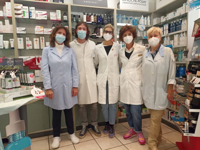 Esce dalla farmacia e sta male: salvato dalla farmacista