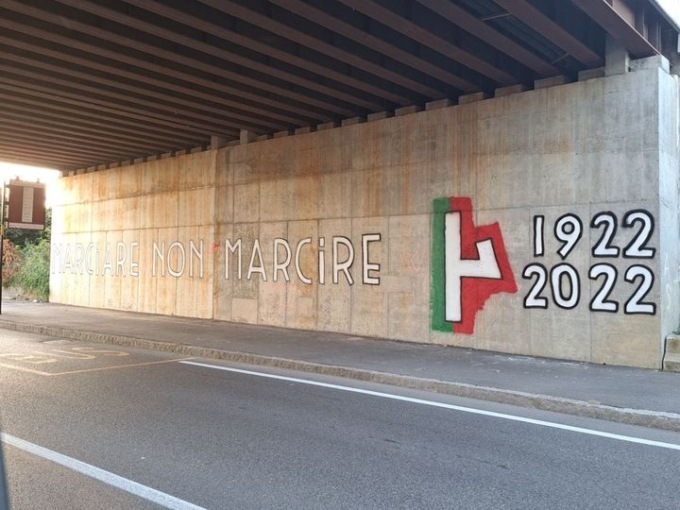 Scritte fasciste a Brescia, il sindaco le fa rimuovere all’istante