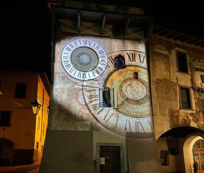 Clusone, si accende la Torre dell’Orologio