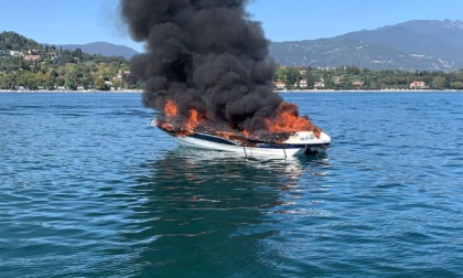Barca in fiamme in mezzo al lago a Manerba