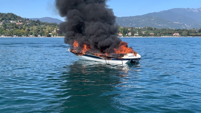 Barca in fiamme in mezzo al lago a Manerba