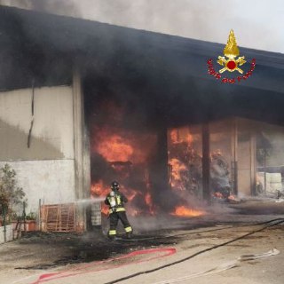 Incendio a Polpenazze del Garda, continuano le operazioni di bonifica