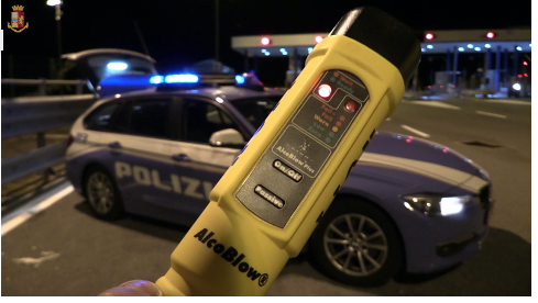 Attraversa a piedi la tangenziale per scappare ai controlli e aggredisce la polizia