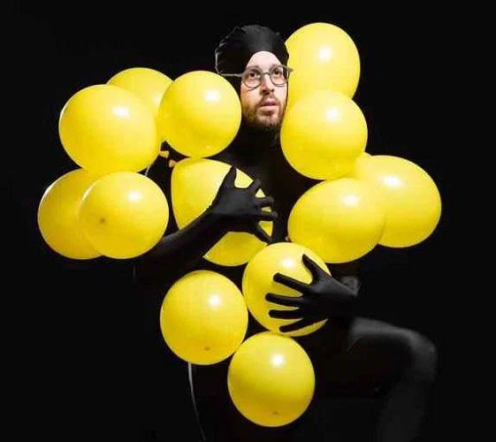 “L’uomo palloncino” arriva a Carpenedolo e Toscolano