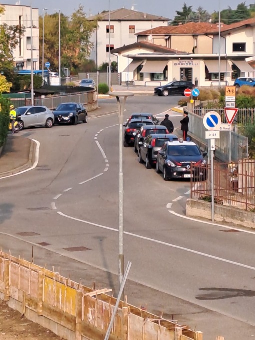 Padre separato strappa il figlio dall’assistente sociale e si barrica in casa, negoziazione in corso