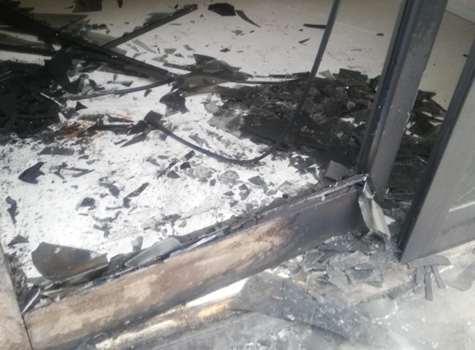 Fiamme nel negozio sfitto: il rogo è doloso