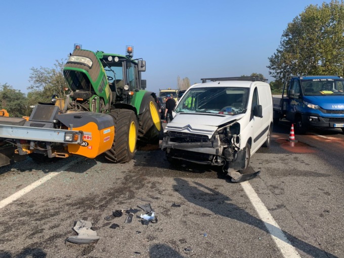 Scontro tra furgone e trattore, ma nessun ferito grave