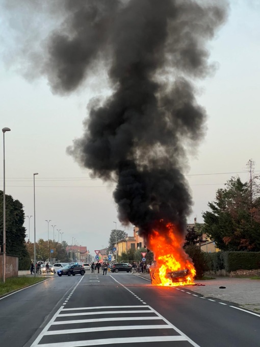 Auto in fiamme, attimi di apprensione