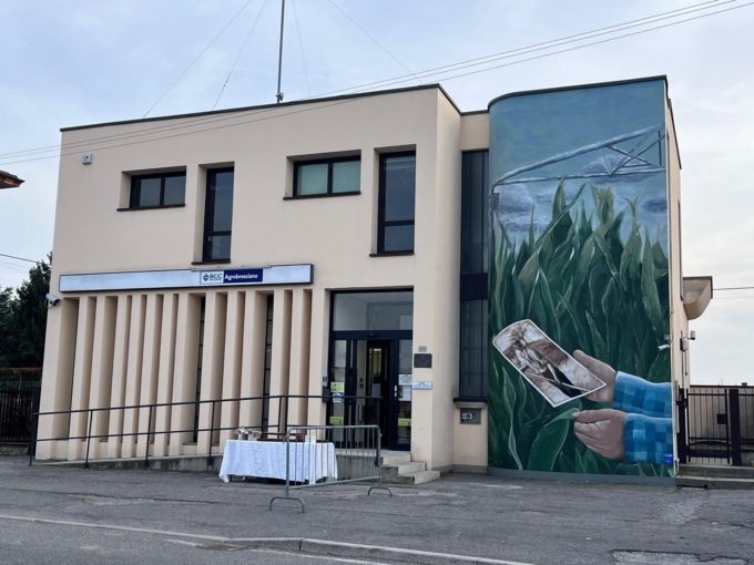 Danneggiata da un assalto al bancomat, filiale rinasce grazie a un murales