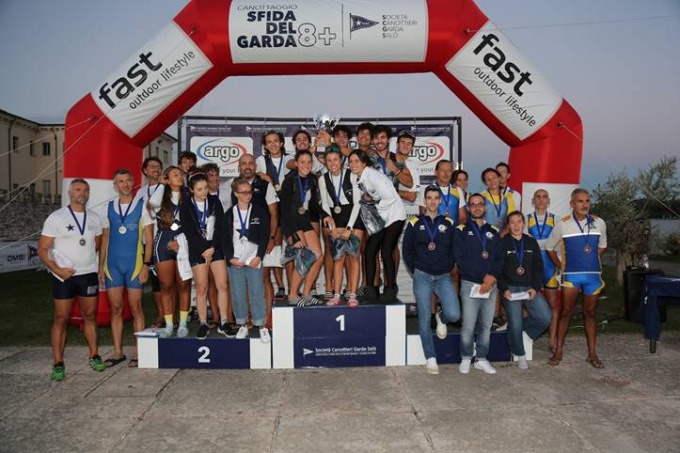 A Salò nella sfida del Garda 8+ trionfa la Canottieri Lario