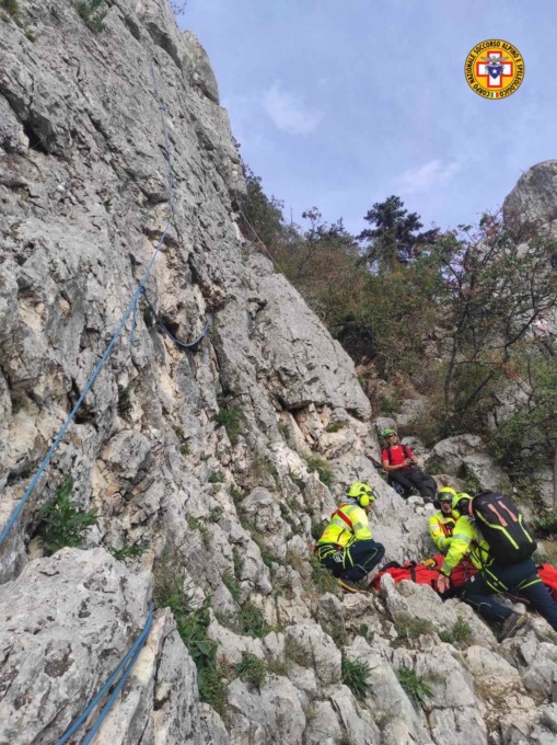 Donna colpita da alcune pietre a 350 metri di quota, interviene il Cnsas