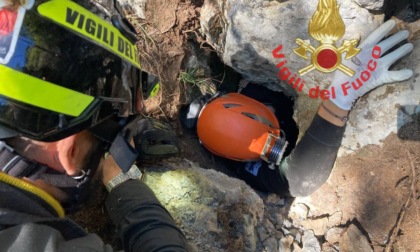 Pompieri recuperano un cane da una cavità di 15 metri