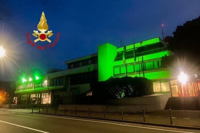 Il Comando dei Vigili del Fuoco di Brescia si illumina di verde
