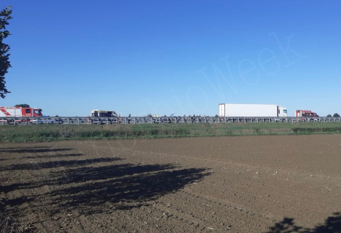 Scontro tra auto e camion in A21