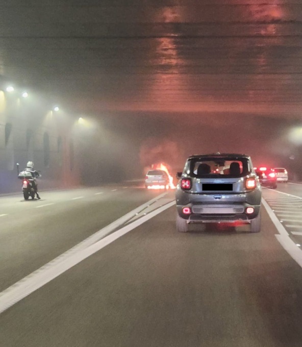 Auto in fiamme, traffico in tilt