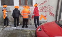 Imbrattati i palazzi del comune, i vandali ora ripuliscono