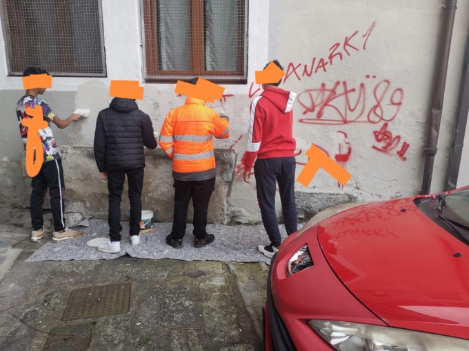 Imbrattati i palazzi del comune, i vandali ora ripuliscono