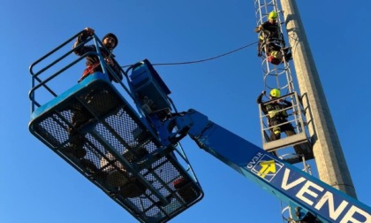 Operai bloccati su una piattaforma aerea in manutenzione, grande paura