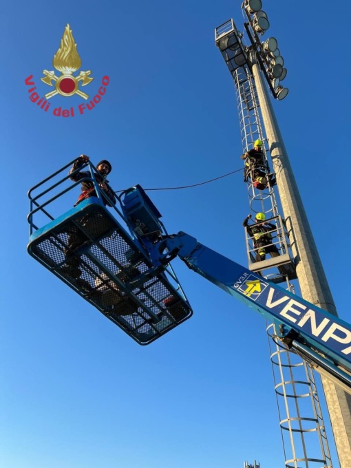 Operai bloccati su una piattaforma aerea in manutenzione, grande paura