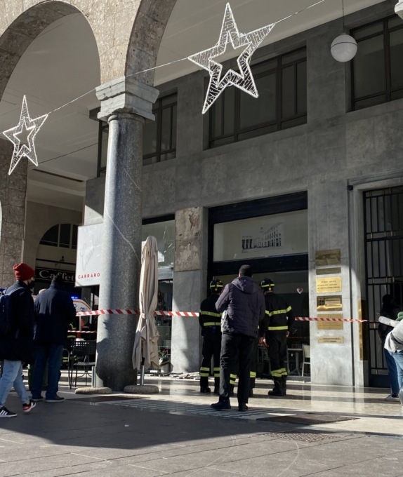 Piazza Vittoria, si stacca un pezzo di muro e colpisce un passante