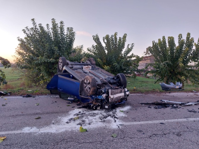 Schianto frontale, scatta il codice rosso