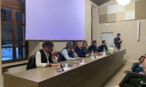 Studenti a lezione di sostenibilità e gestione rifiuti