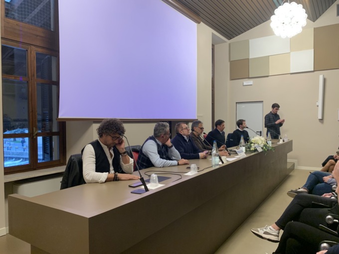 Studenti a lezione di sostenibilità e gestione rifiuti