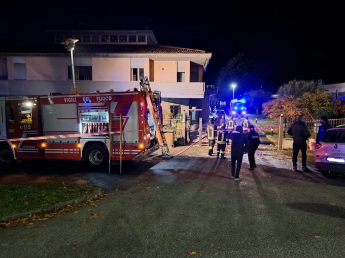 Incendio in un bottonificio: ferito un 81enne