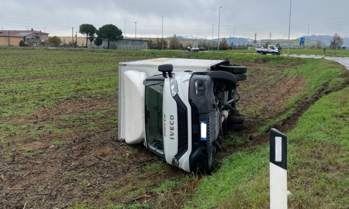 Furgone finisce fuori strada, ma nessun ferito
