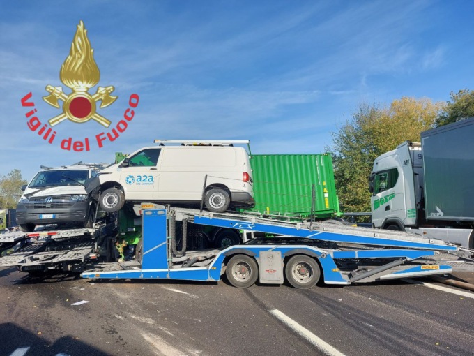 Incidente tra tre mezzi pesanti, traffico in tilt sulla A21