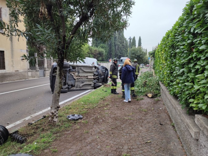 Auto si ribalta sulla 45bis, disagi sul traffico