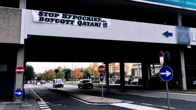 Al via i mondiali di calcio in Qatar, la polemica arriva a Brescia