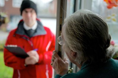 Vestiti da agente e da tecnico del gas truffano un anziano e rubano 50mila euro in monili