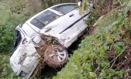 Finisce con l'auto nella scarpata, paura per una ragazza