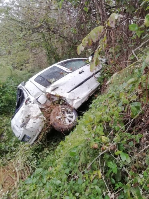 Finisce con l’auto nella scarpata, paura per una ragazza