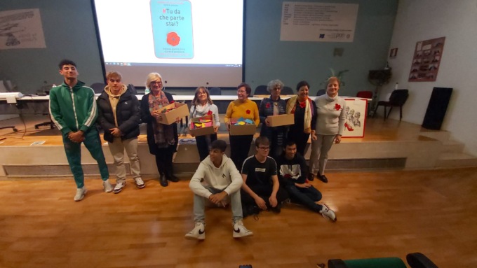 Studenti al fianco delle donne: mille scarpette rosse donate a Rete di Daphne