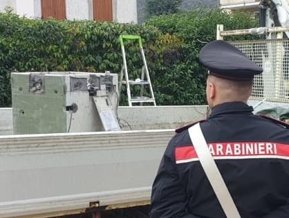 Beccato con un bancomat rubato, 48enne denunciato