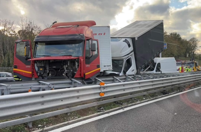 Sinistro in A4, maxi tamponamento e lunghe code