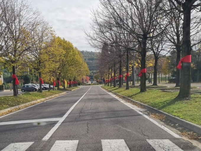 Nastri rossi, mostra e pedalata contro la violenza a Provaglio d’Iseo