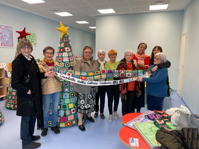 L’uncinetto unisce le frazioni per realizzare alberi di Natale sostenibili